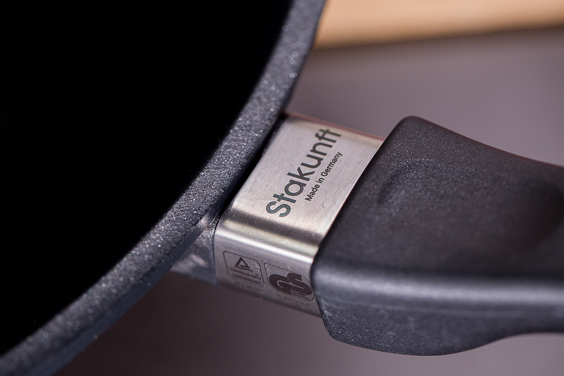 哪个牌子无油烟炒锅比较好,真正的无油烟炒锅选什么牌子的好