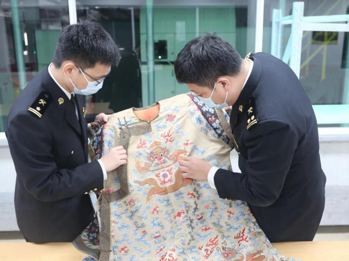 申报为女装的清代龙袍被海关查获,清朝龙袍国外