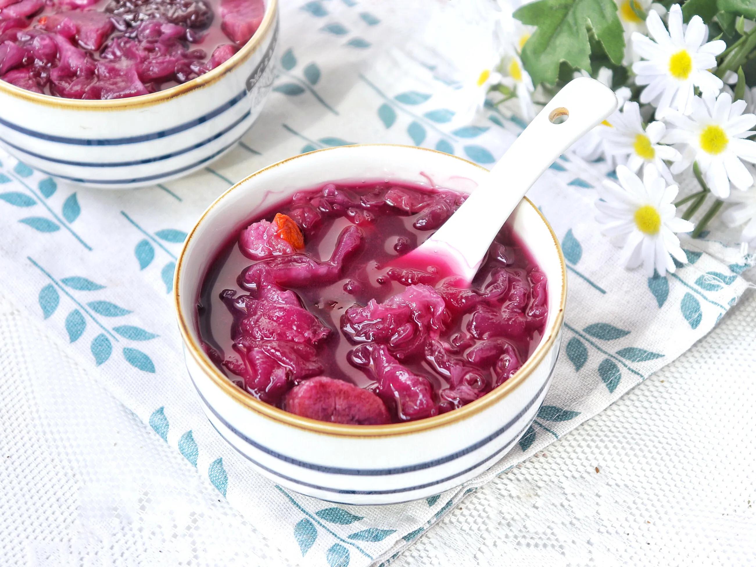 银耳汤开水熬吗,夏天煮银耳汤里放些什么东西