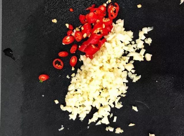 炎热的夏天不想吃饭，这道菜香辣爽口，让你胃口大开