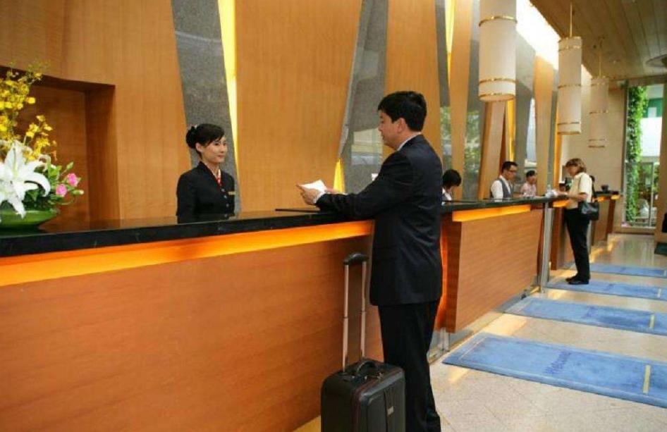 酒店前台女员工工资多少,酒店前台为什么一般都是女的