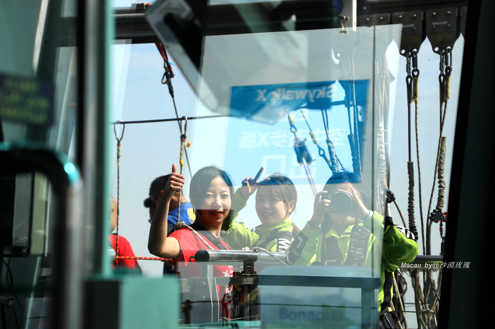 从3米高空跳到水里,世界最高蹦极澳门塔挑战成功