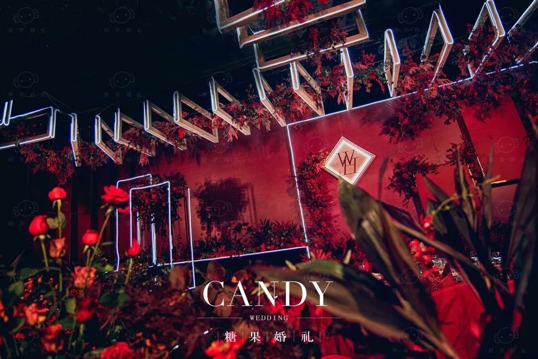 整场婚礼都是静谧深沉的红与黑在空间的碰撞,神秘而高级
