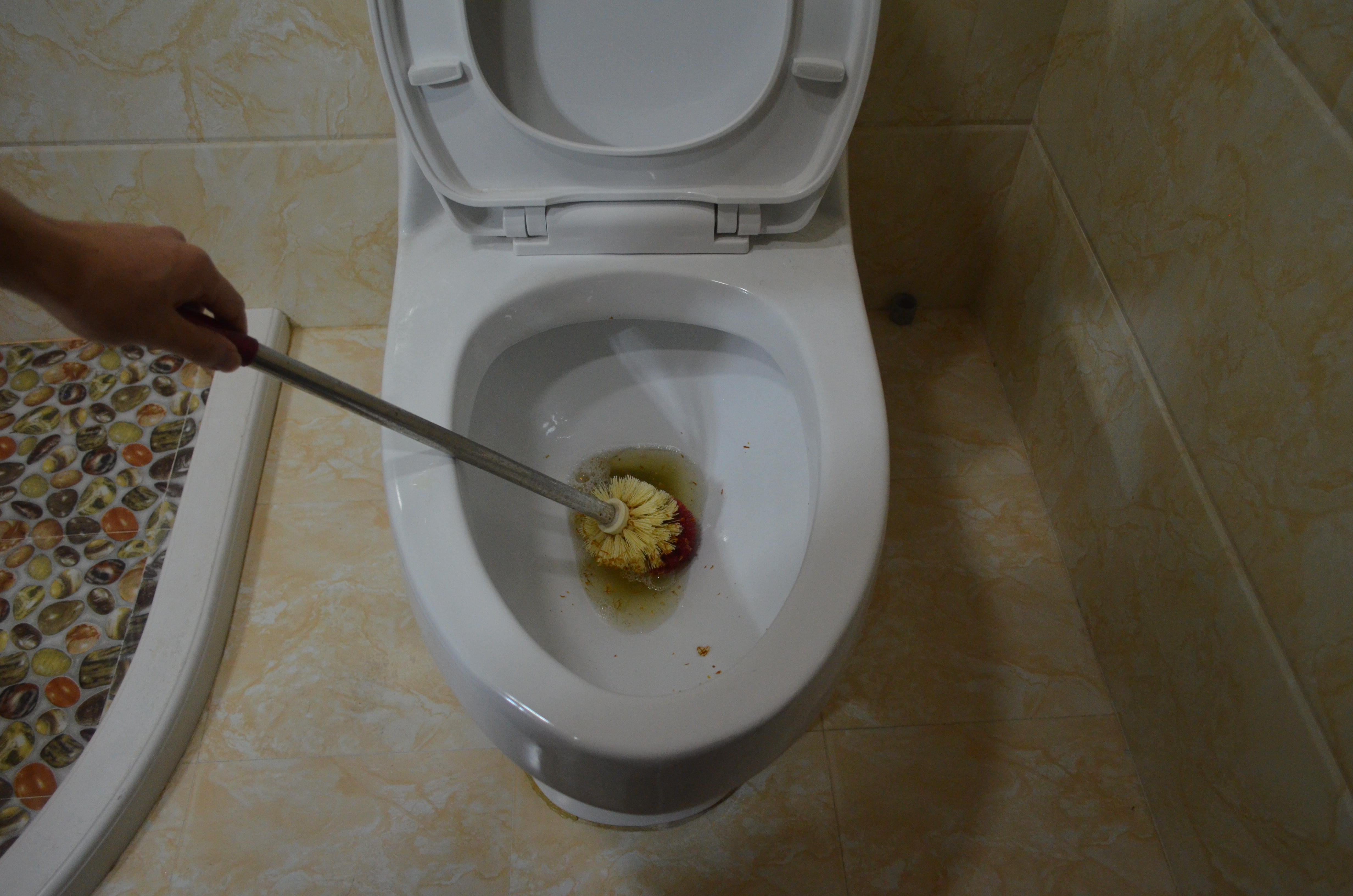 不管马桶有多臭，只需一根香烟，马桶异味自动清除，看完涨知识了