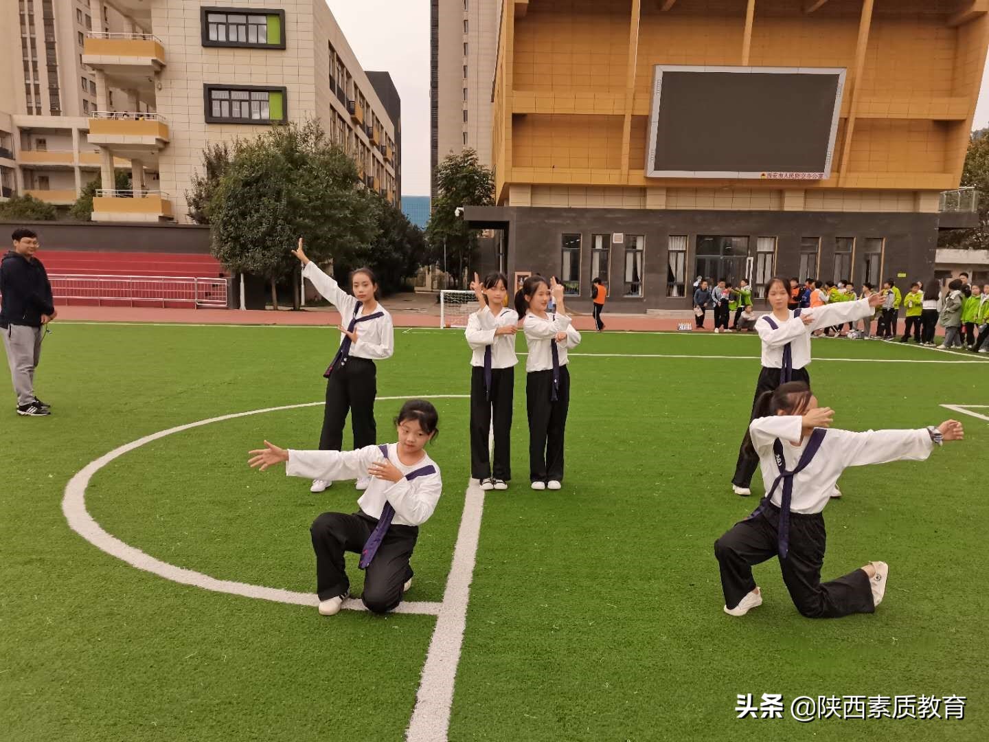 西安滨河学校小学部足球比赛,西安滨河荣华实验小学足球比赛