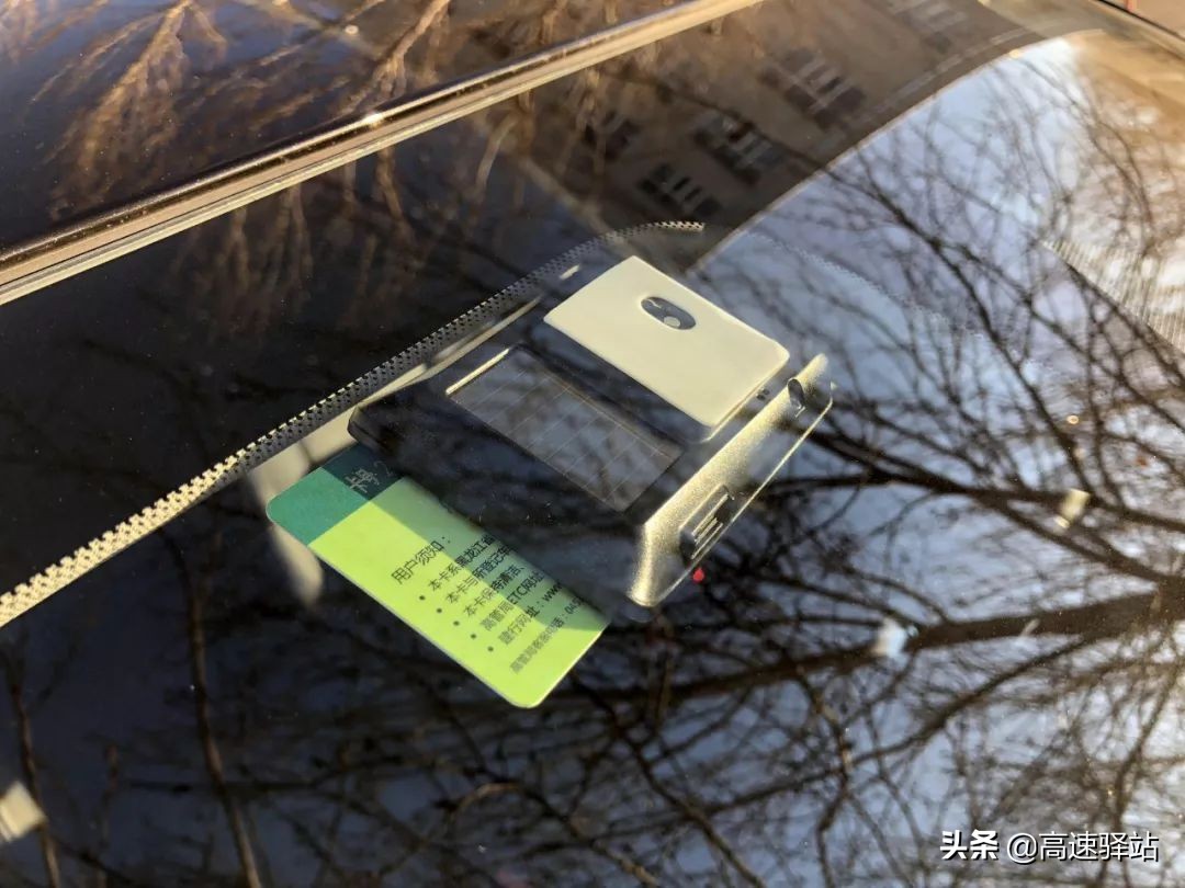 高速路口进错etc车道倒车会扣分吗,高速误入etc车道可以倒车退出吗