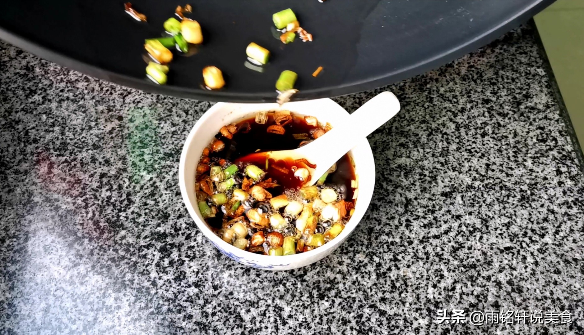 自制家常肠粉的做法简单易学,简易的肠粉在家就能制作