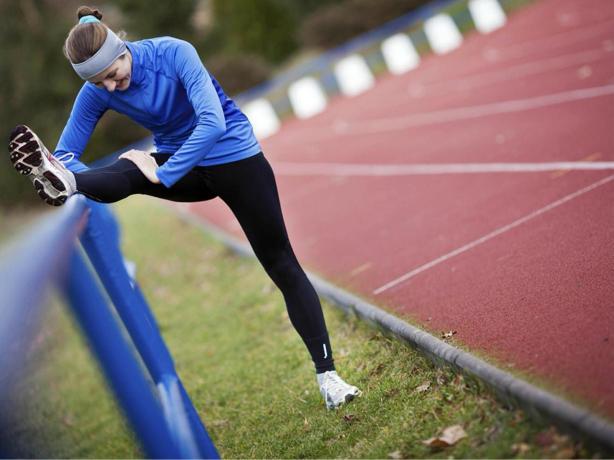 蹲久了站起来眼前黑是什么情况,蹲久了站起来眼前发黑是体虚吗