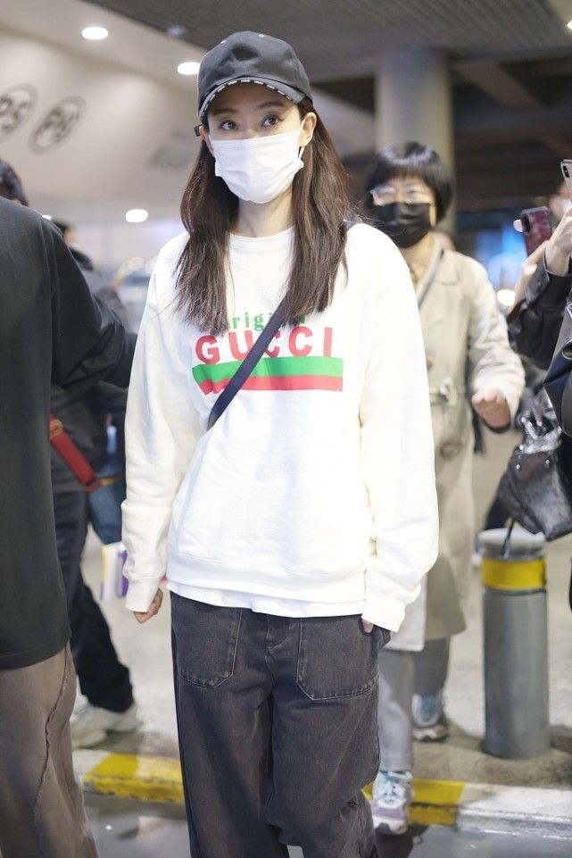 张小斐独自为李焕英扫墓,张小斐李焕英看电影穿的衣服