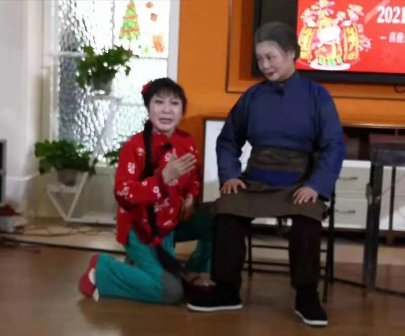 郑州怡丰新都汇社区德艺双馨艺术团大爱无疆做公益演出众人称赞。