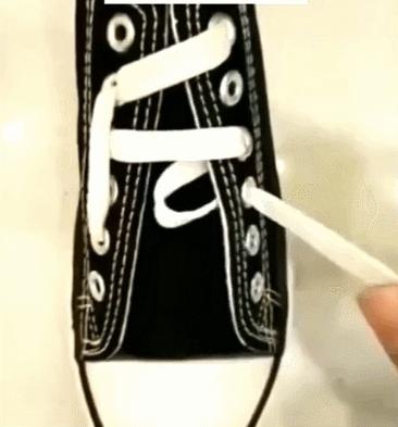 他们将鞋带系成“单身”！眼睛：我会了，手：不，你不会