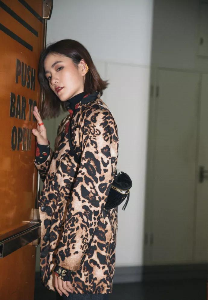 最新款的腰包简单一点,斜挎腰包最值得入手的大牌