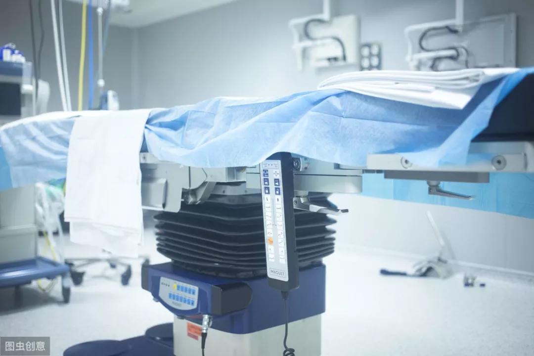 突发腹痛应该怎么办呢,37岁男子突然腹痛难忍