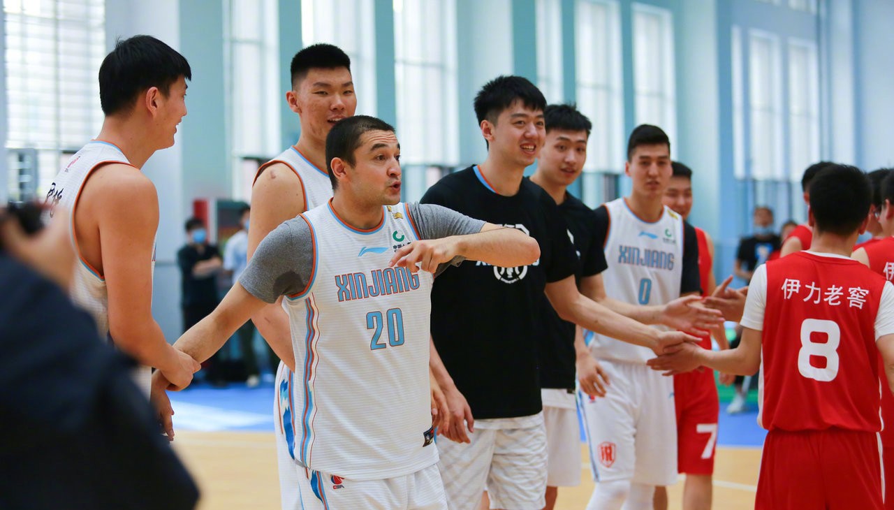 巩晓彬阿的江赛后握手,巩晓彬与杜锋交流