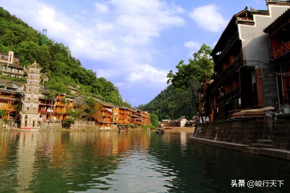 中国最美丽的小城，历经沧桑翘檐如翼的吊脚楼，缓缓流淌的沱江