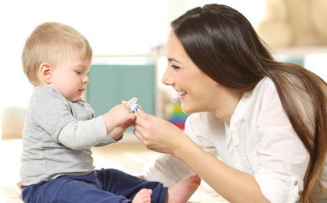 小孩吃手怎么正确引导,宝宝口欲期吃手怎么办