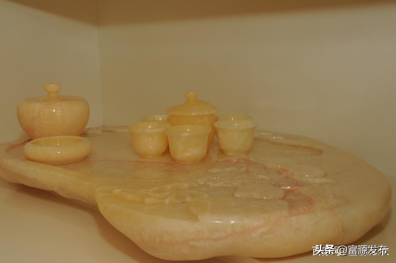 富源：曹跃兴创办佳景石材公司生产加工米黄松香玉工艺品名气大増