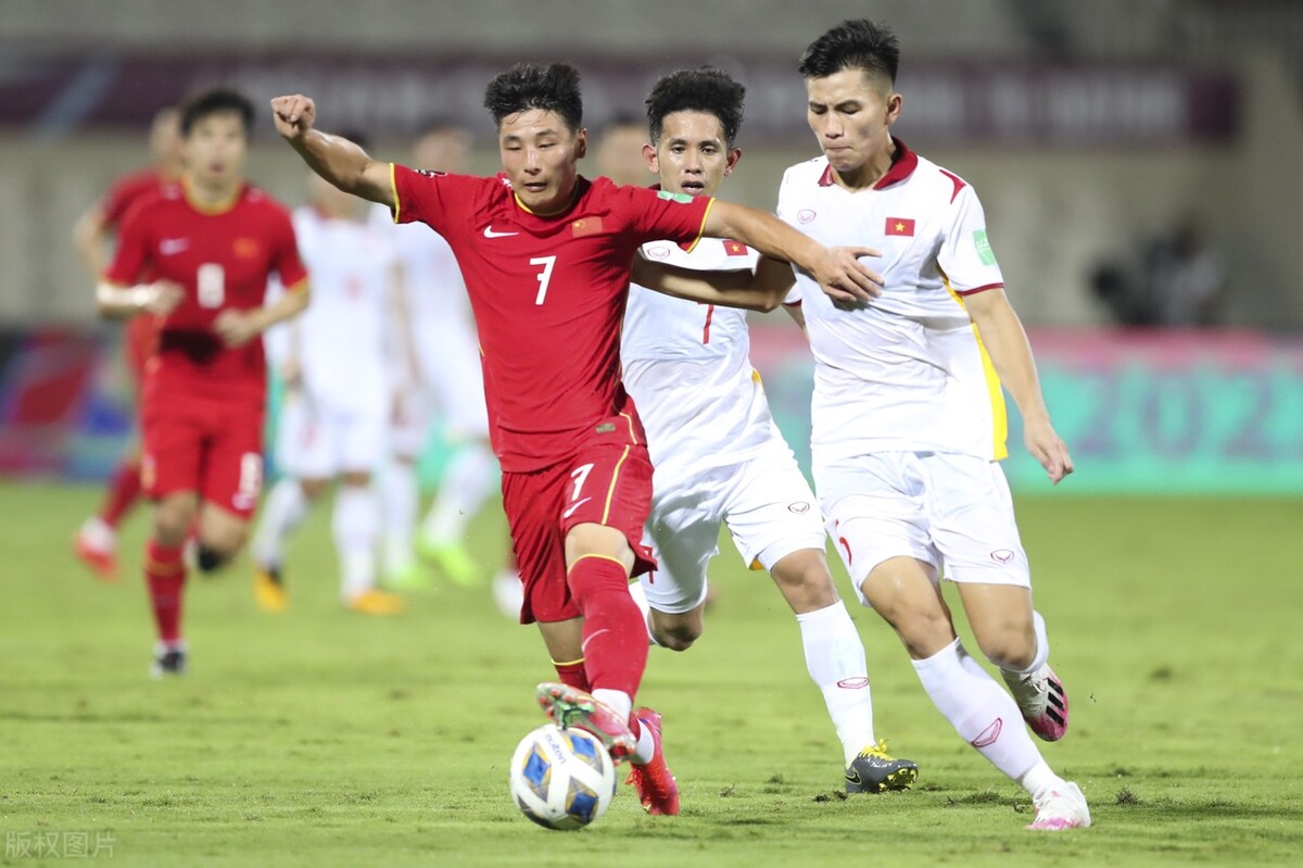 武磊双响献绝杀国足3:2击败越南,国足3比2越南武磊绝杀球
