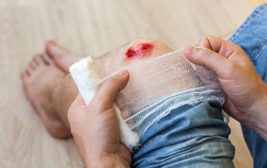 宝宝从80厘米床掉下来怎么办,婴儿坠床摔到头后多久脱离危险