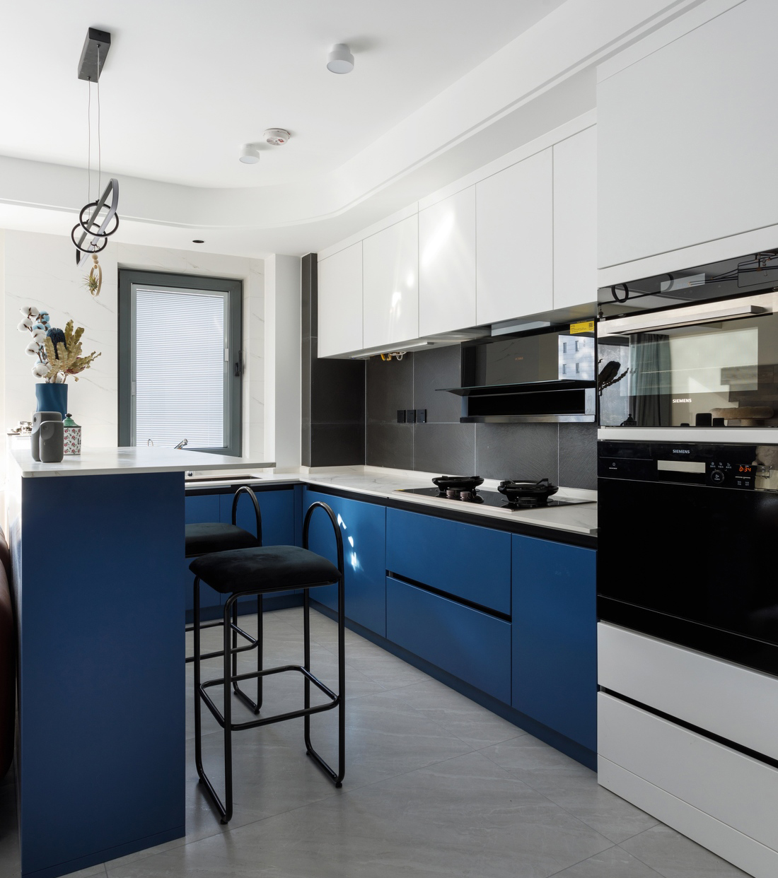 77平米超大客餐厨一体装修,极简风餐厨一体设计