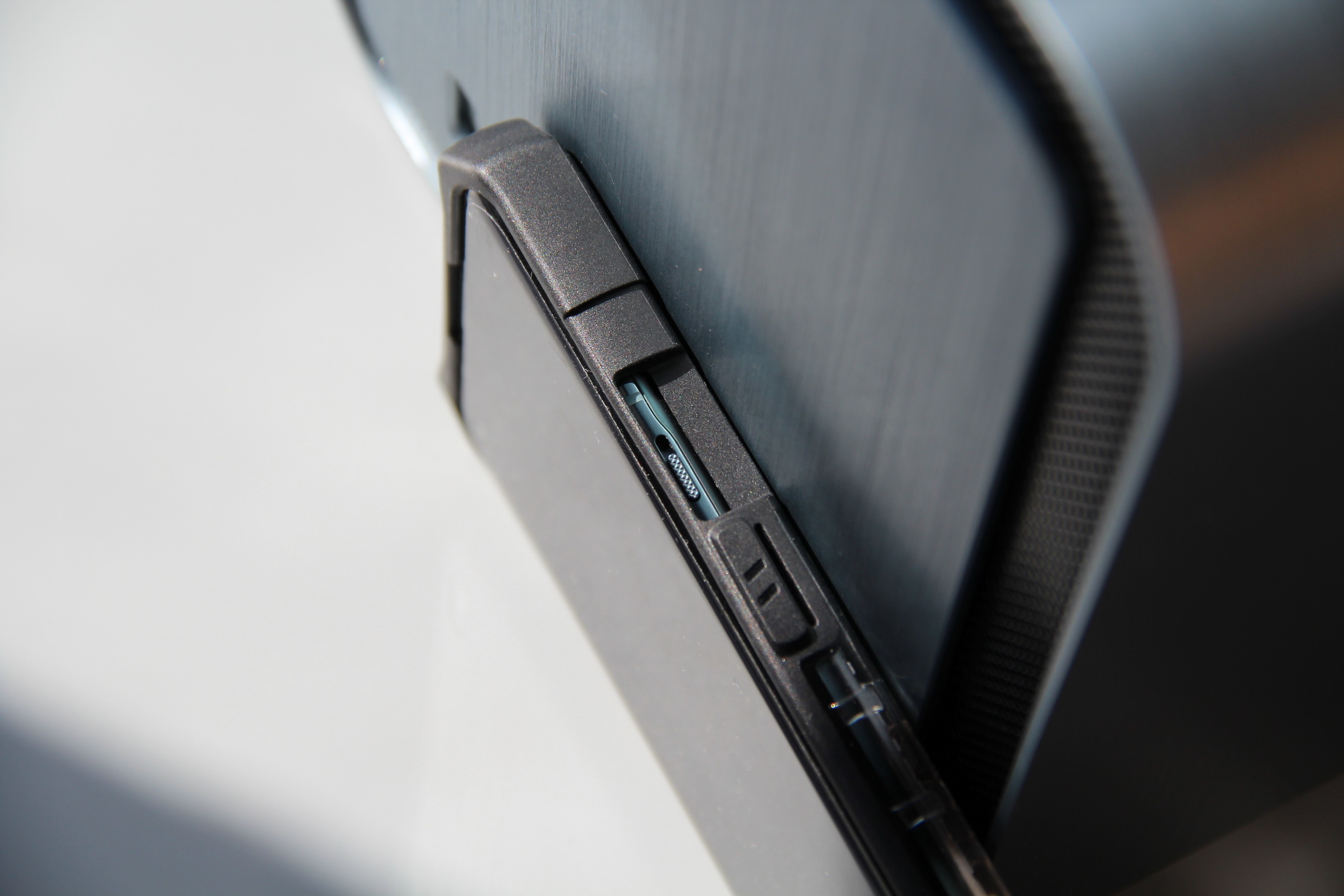 为什么有些手机是直屏换屏贵呢,为啥手机换屏价格差距这么大