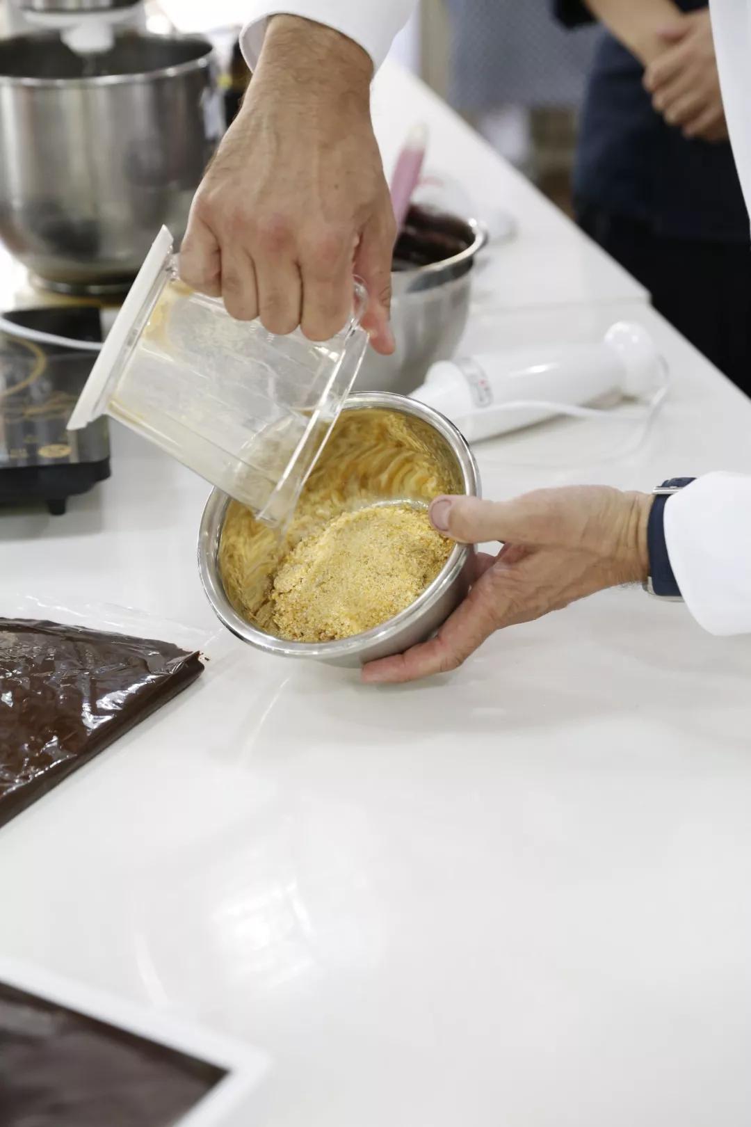 搅拌面团的最佳方法,面团的搅拌的过程