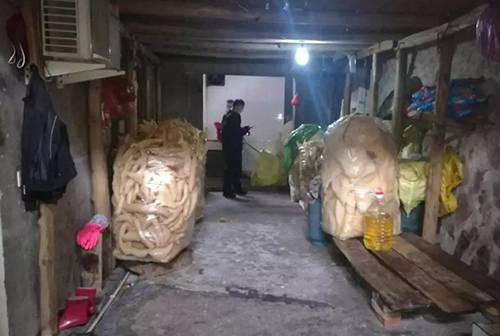 一心跟食物“较劲”还有点“狼狈”，这位民警咋回事？