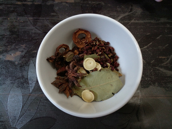 老师傅教你卤牛肉，掌握3招，牛肉不散不干，筋道弹牙，百吃不厌