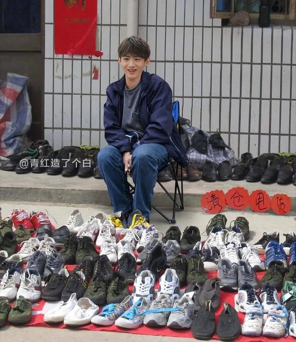 假鞋贩子隔空给黑人兄弟送补给,全球开启“地摊经济”模式