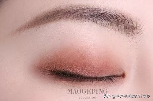 怎么画眼妆才不显脏,想学画眼妆今年最流行的眼妆