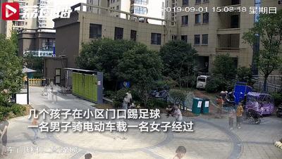 小男孩踢足球踢到小女孩,小孩在小区门口踢足球被一脚踹飞