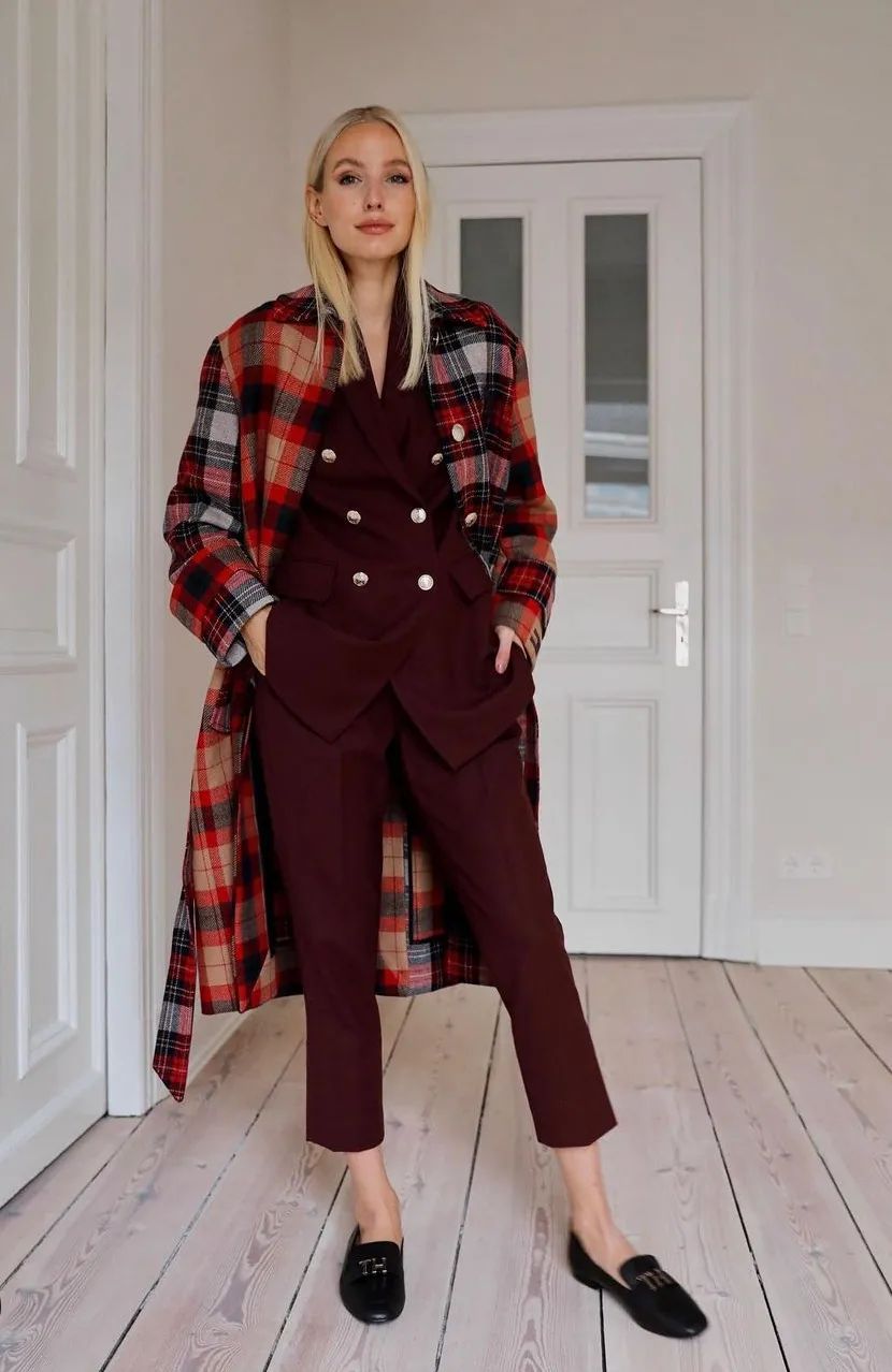 黑白格纹大衣怎么搭配好看,戴帽子黑白格纹大衣怎么搭配好看