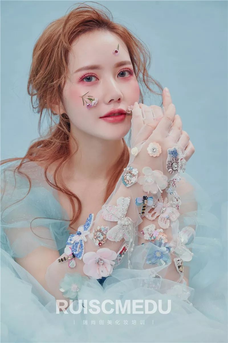 如何尽快从助理当上化妆师,当化妆师有什么流程