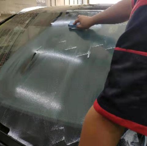 汽车内玻璃里面模糊不清怎么处理,为什么雨刮会刮的时候玻璃会模糊