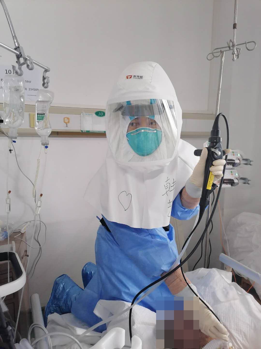 跪床抢救,跪在床上抢救病人视频