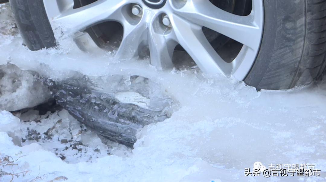 车陷在冰坑里出不来怎么办,车陷进冰里怎么办