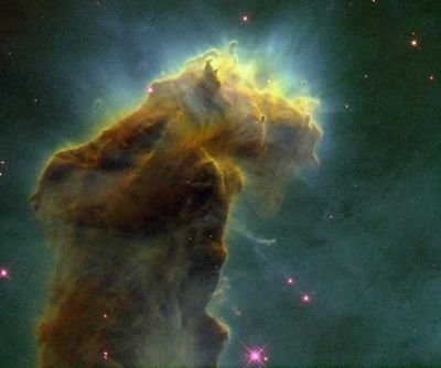 赫然伫立着鼎鼎有名的星云，虽然我们看到的只是7000年前景象