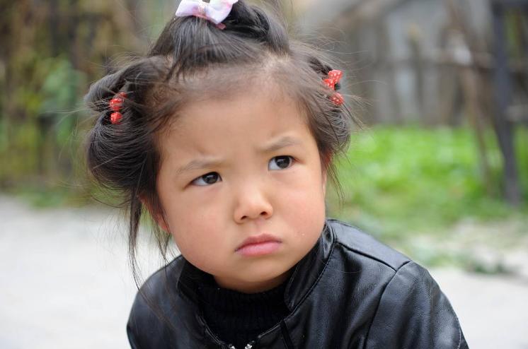 娃经常夹腿、摩擦*体下**，是性早熟？了解这些原因，避免惨剧发生