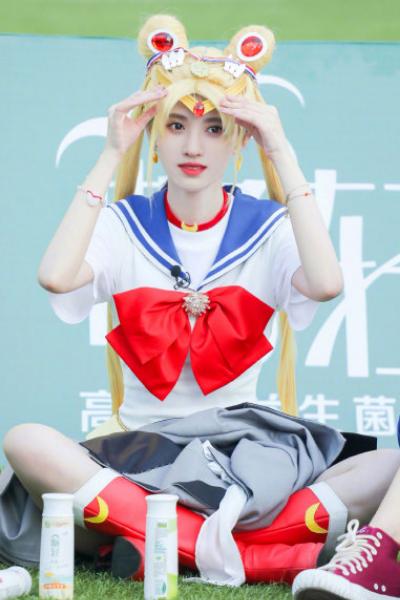 鞠婧祎COS水兵月造型，水手服配黄色假发，被网友调侃像女装大佬