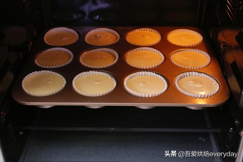 奶油纸杯蛋糕制作方法全过程,零失败的纸杯蛋糕详细做法教程
