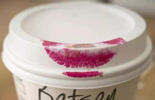 涂口红烂嘴了怎么办,涂口红总是沾杯教你小窍门