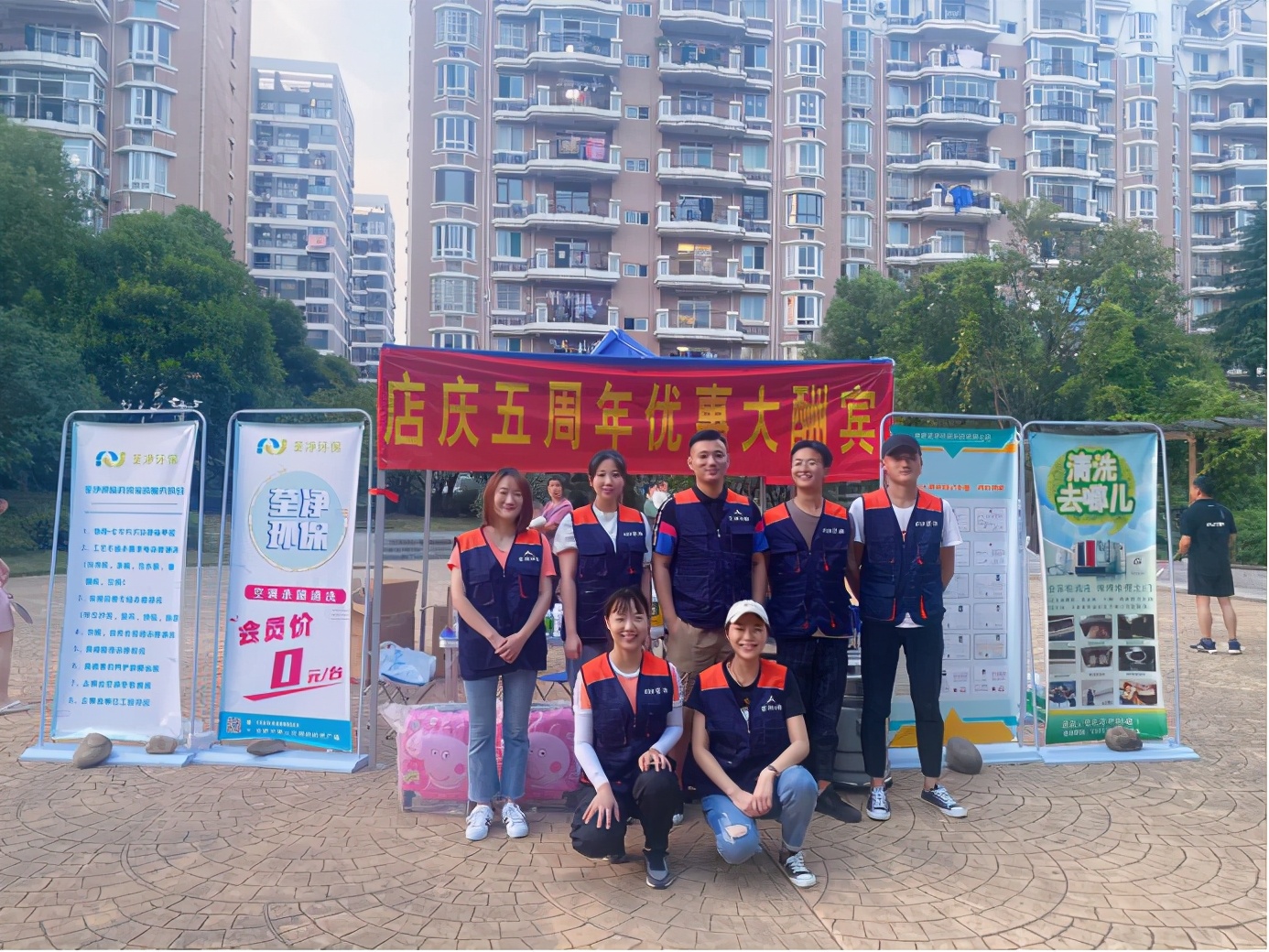 地推小伙兼职赚钱,小伙在小区做小生意