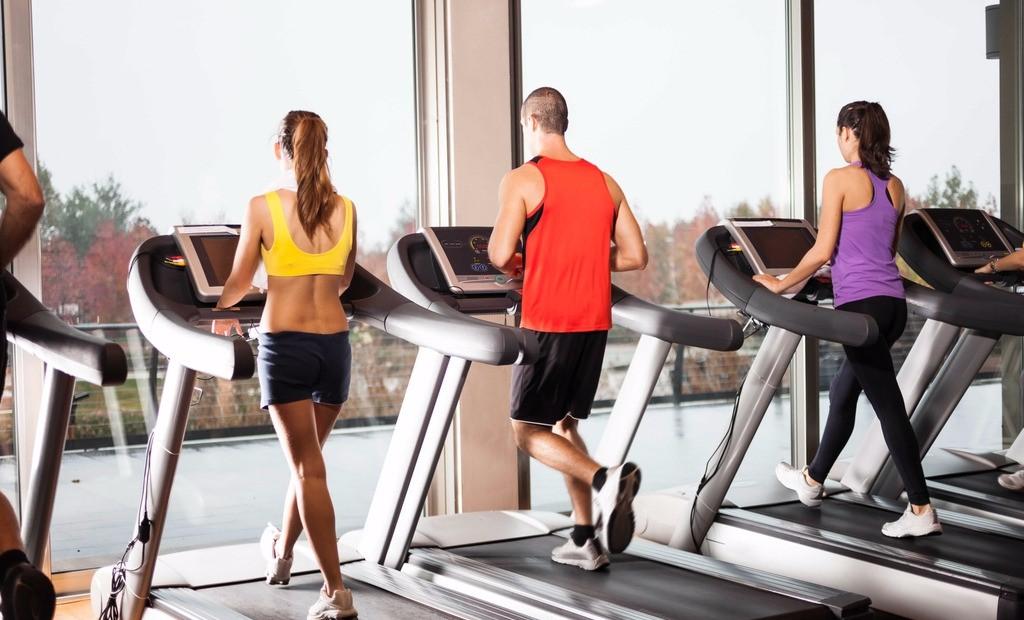 跑步机快速运动训练法,如何正确的使用跑步机锻炼