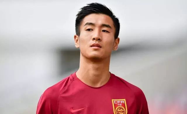 韦世豪恶劣飞铲动作惹众怒，国足险将中国杯友谊赛踢成“友尽赛”