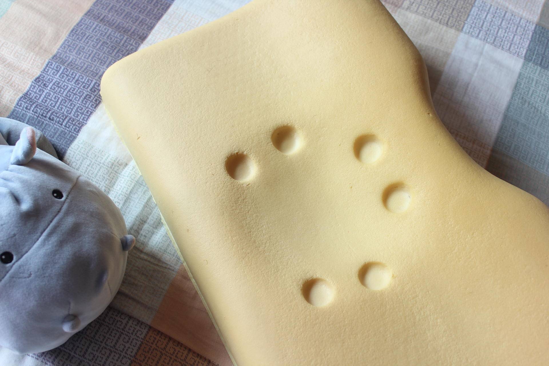 俗话说高枕无忧枕头是越高越好吗,枕头选什么材质的睡得舒服又健康