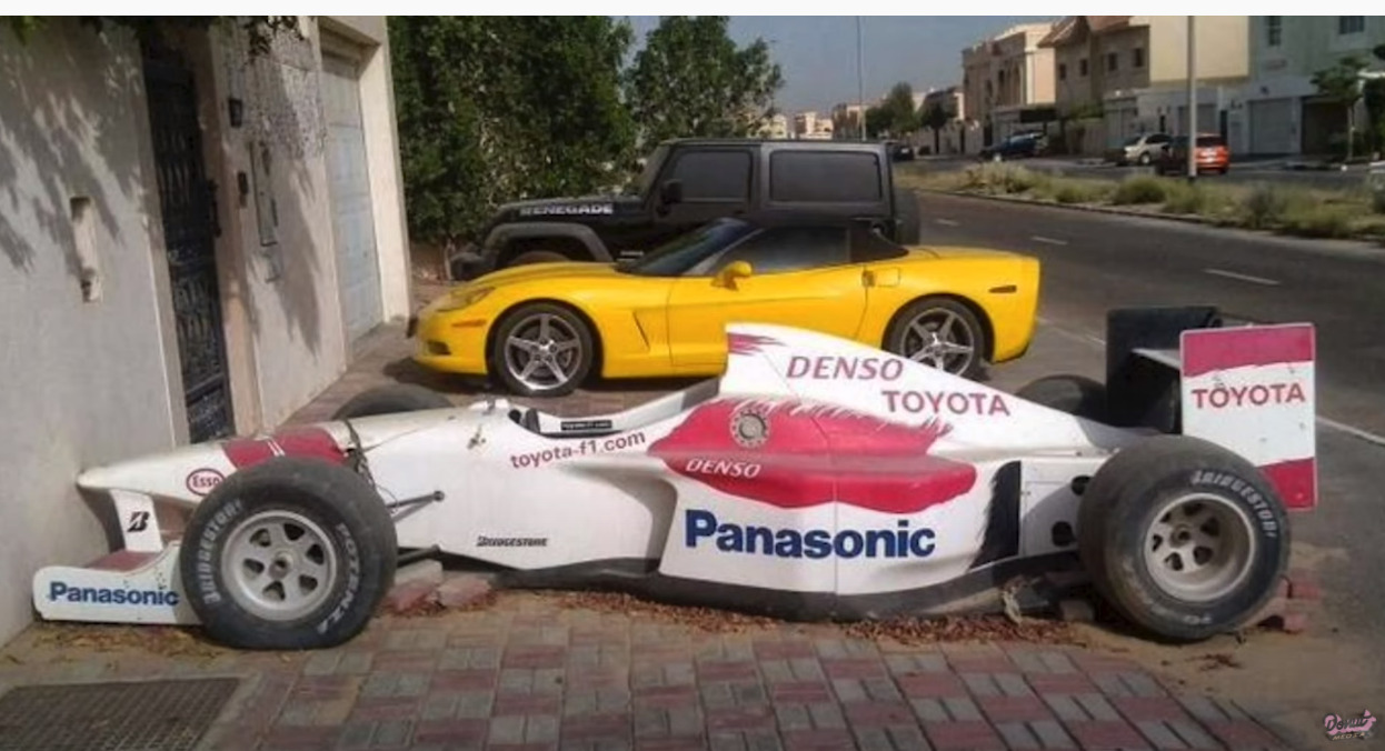 为什么迪拜到处都是丢弃的豪车 (在迪拜街头废弃的豪车)