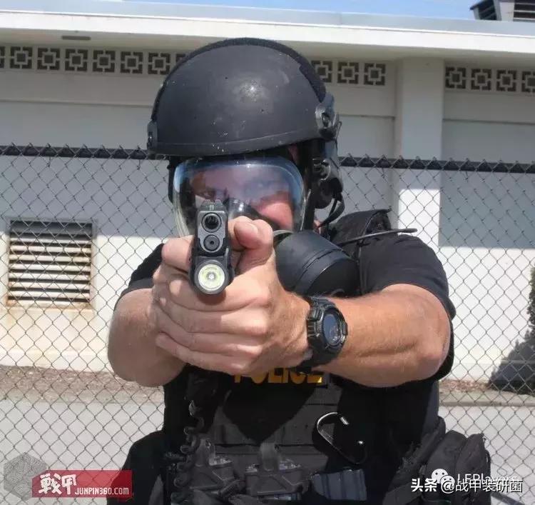 防毒面具的佩戴的动作要领,戴防毒面具的方法和步骤