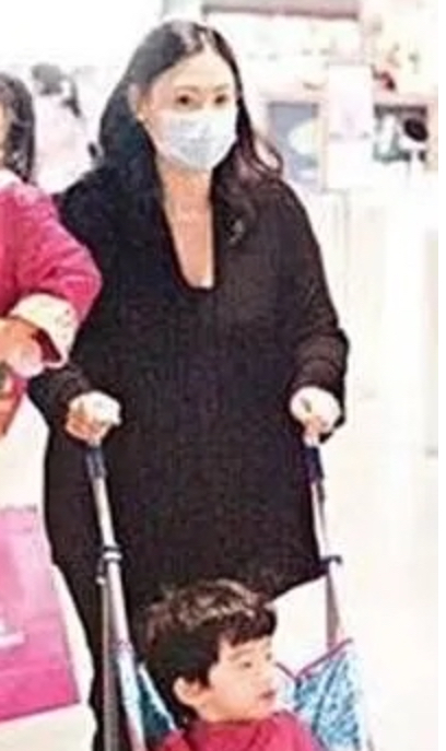 现在的张柏芝暴瘦,张柏芝出镜腰腹再隆起变圆