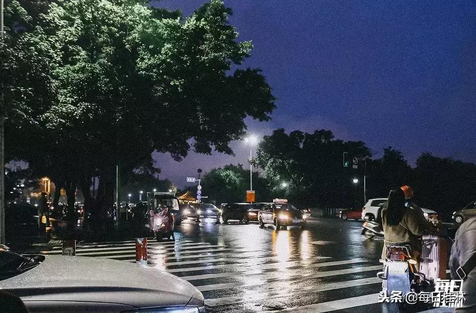 月薪4000月供2000房贷压力大吗,月薪1万还3000车贷压力大吗