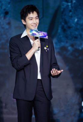 杨洋蒙奇奇发型,杨洋新造型视频